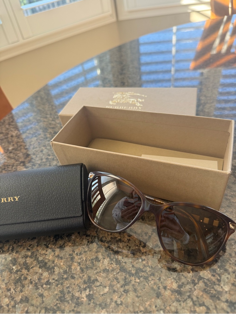 Burberry Sunglasses NEW with original case, lens cleaner, more - Picture 3 of 11